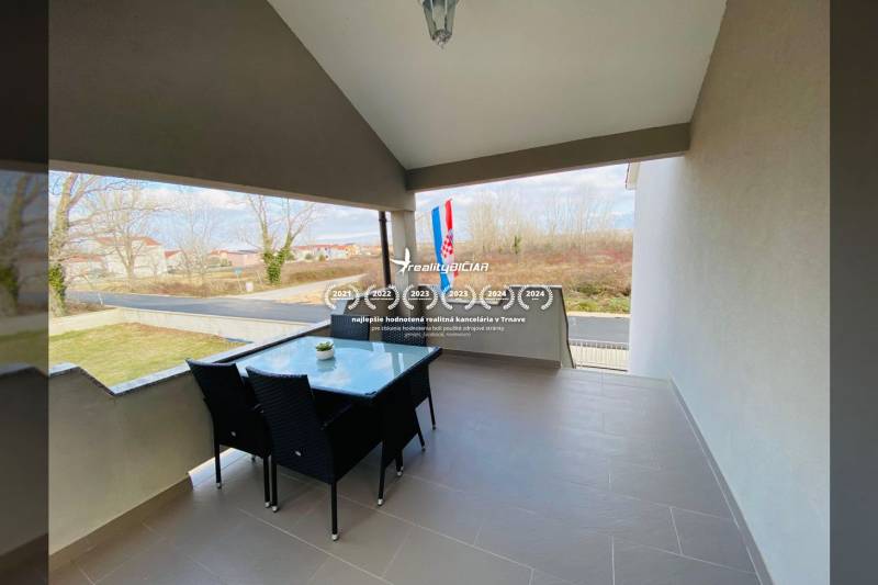 The terrace of a family house on Grbi Street in Nin with a view of the surroundings.