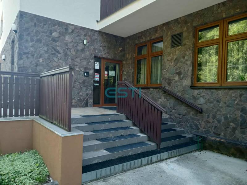 Stone cladding and stairs leading to the entrance of the building in Makov.