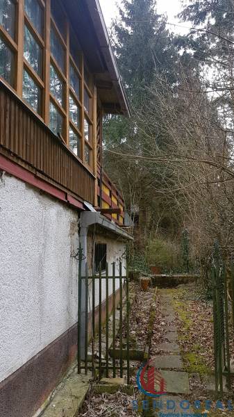 Chata na Výtockej ulici v Moravanoch nad Váhom s prvkami dreva a záhradou.