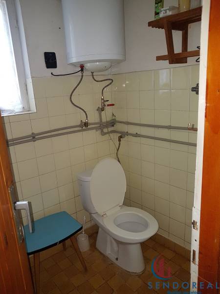 Toaleta v Chate s malým oknom, ohrievačom vody