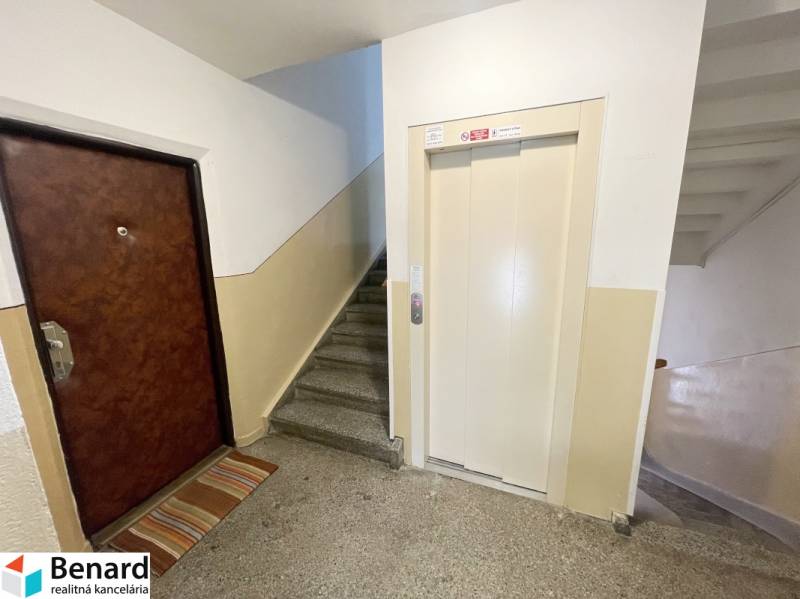 Entrance to a 3-room apartment, staircase, elevator on Matice Slovenskej in Prešov.