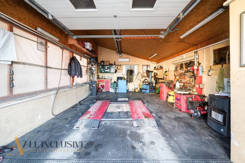 Translate it into English, and I will provide only the translation: Workshop in a family house with tools and equipment.