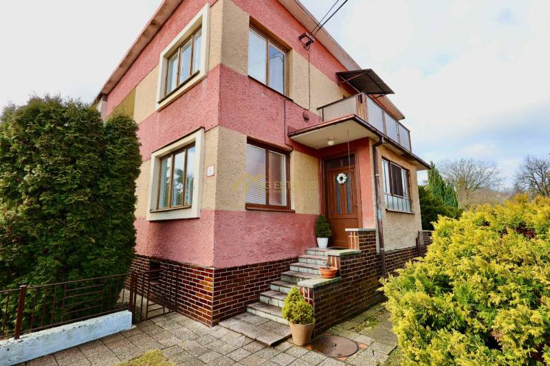 A family house on Kalinčiakova Street in Michalovce with a staircase and a garden.