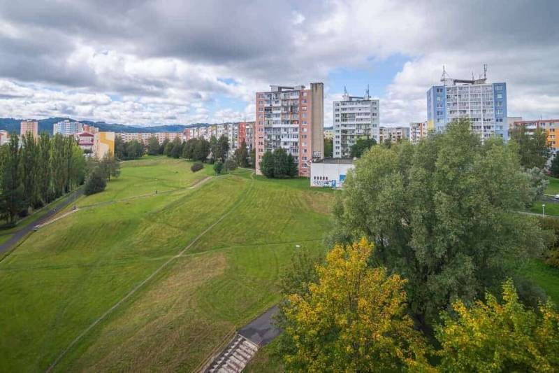 Greenery and apartment blocks in Poprad offer a setting for a 2-room apartment on the edge of the forest.