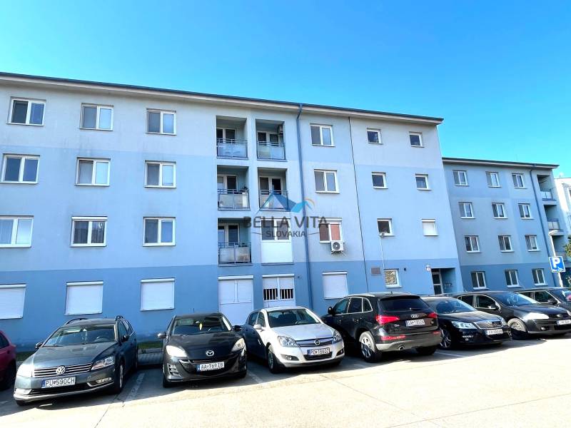 A building with a parking lot on Vodárenská Street in Galanta, suitable for a 1-room apartment.