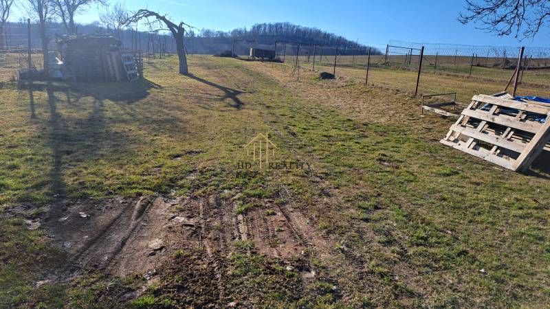 A spacious courtyard with wooden pallets near the cottage in Kráľovce Krnišov.