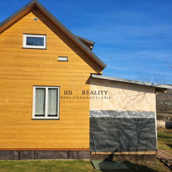 A wooden cottage in Kráľovce Krnišov with a roof and plastic windows.