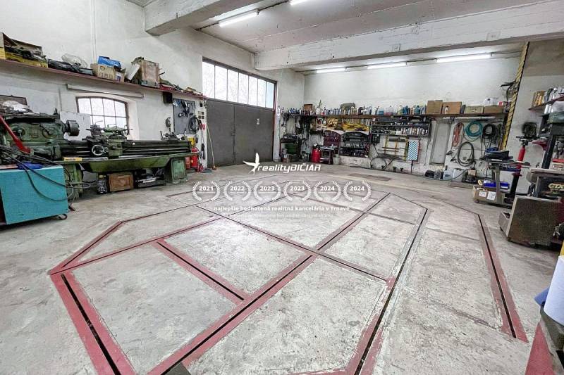 Workshop in a family house with tools and machines.