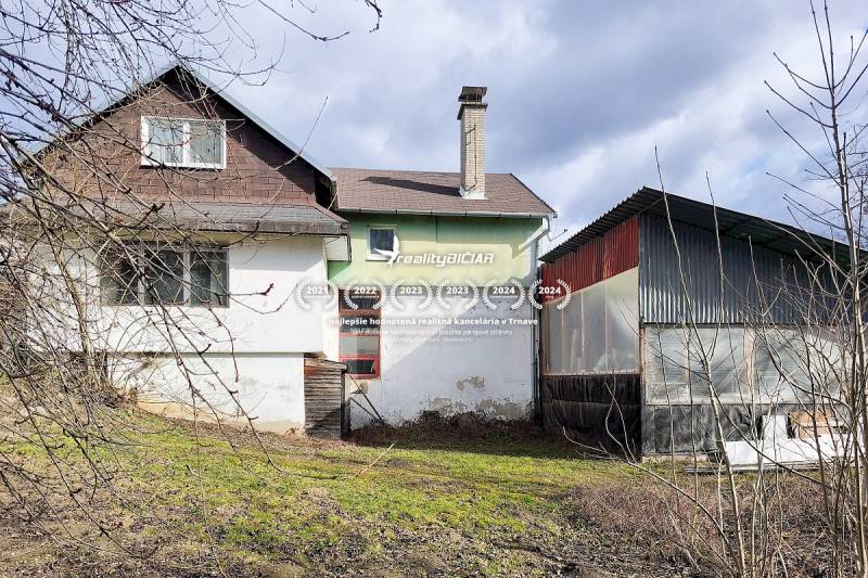 Family house in the town of Pavlice on Pavlice Street with a metal extension and a lawn.