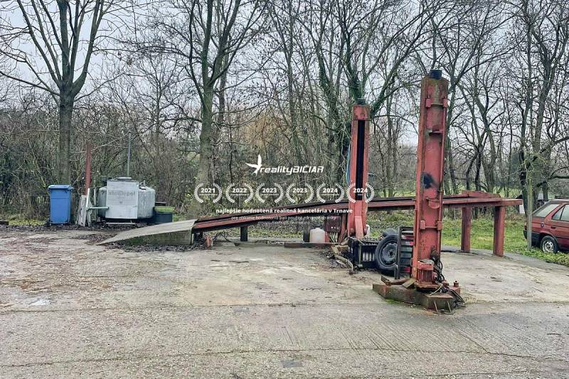 On Pavlice Street in the town of Pavlice, there is an abandoned auto repair shop with a lift.