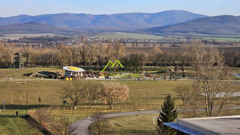 A park in Topoľčany with a view of the mountains and relaxation zones, ideal for relaxation.