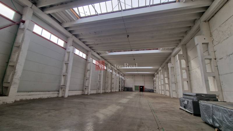 A large hall with a high ceiling and lighting, suitable for warehouses and halls.