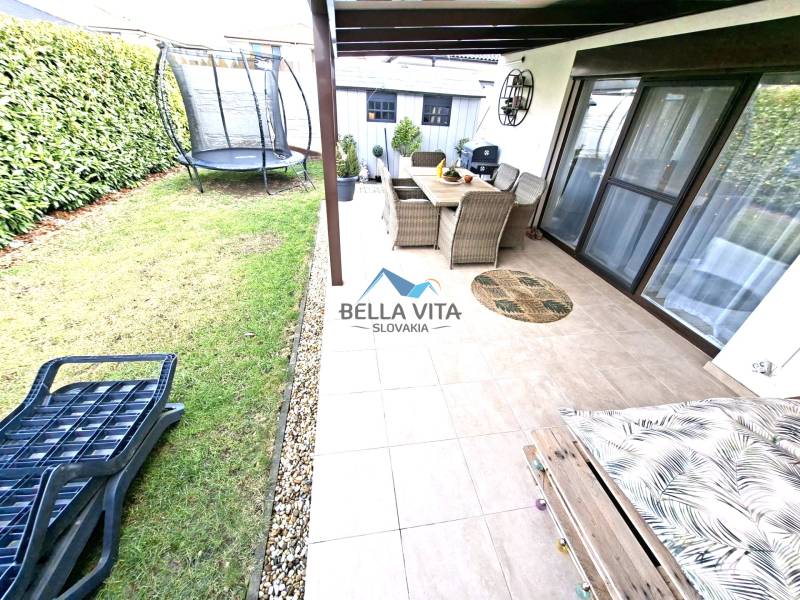 The family house on Mládežnícka Street in Galanta has a lawn, a terrace with furniture, and a trampoline.