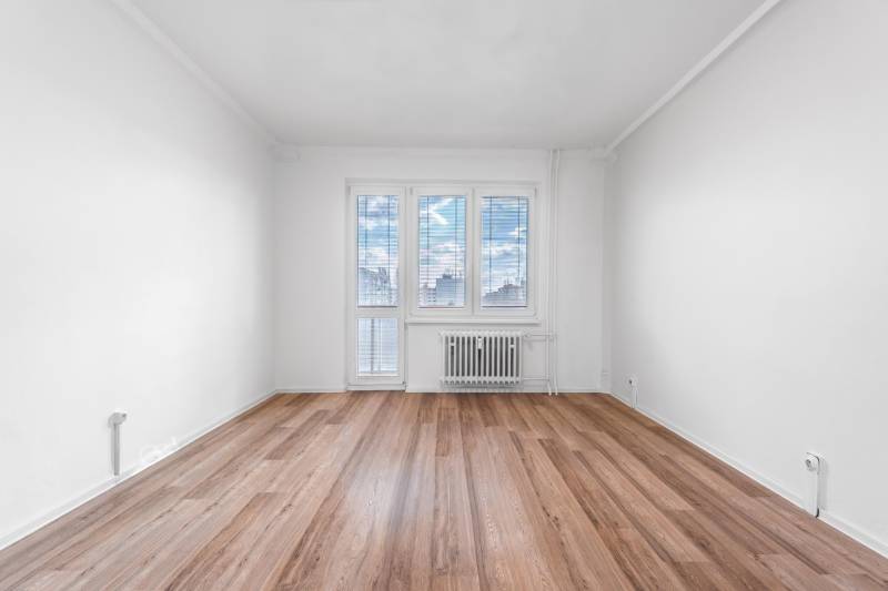 Svetlá izba s podlahou s dreveným dekorom v 1-izbovom byte.