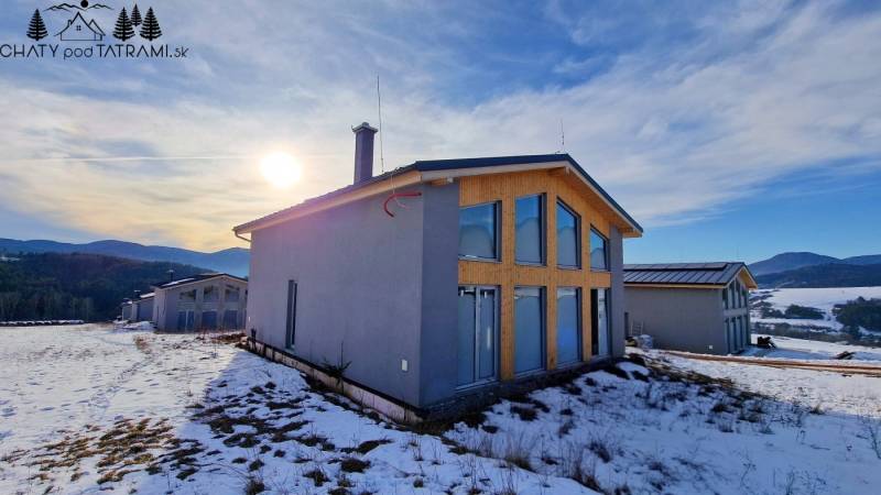 The cottage in Dolná Lehota offers a snowy view of the mountainous landscape and forests.