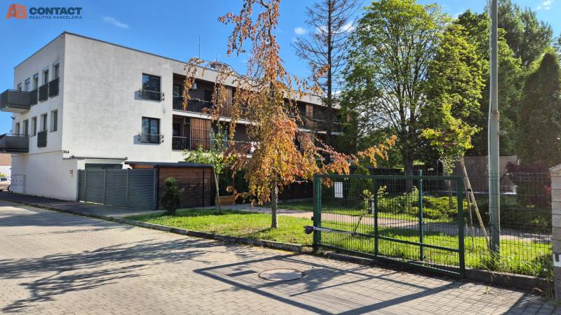 On Bodona Street, there is a building with greenery, suitable as a studio apartment.