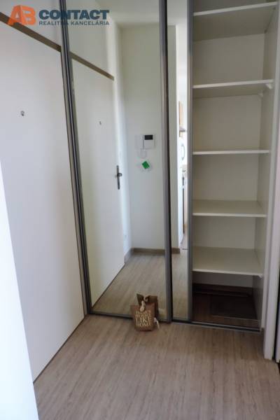 Entrance to a studio apartment with a built-in wardrobe, on Bodona Street, advantageous location.