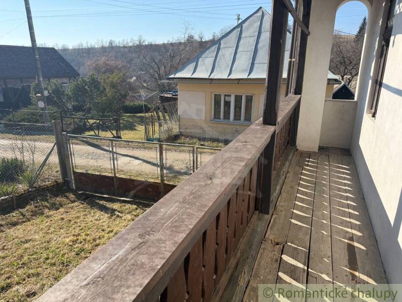 In Lipovci, a family house with a wooden balcony and a view of the garden and the road.