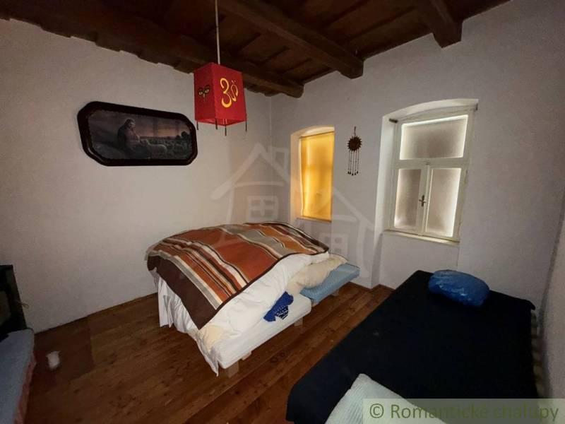 A bedroom in a family house with decorative elements and a floor with a wood decor.