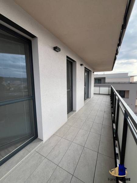 A balcony of a 3-room apartment with tiles and a view in Košice on Alvinczyho Street.