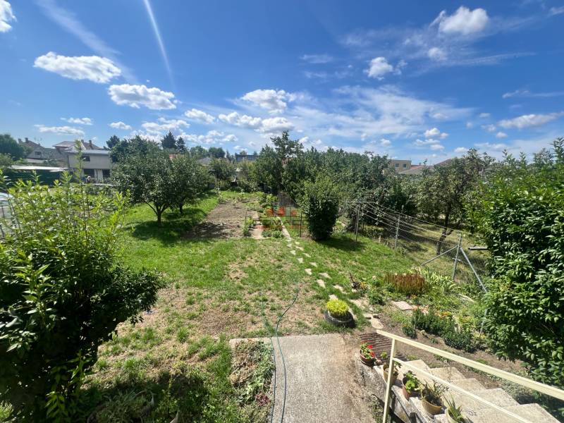 The garden of a family house in the village of Veľké Orvište on Tálová Street with lots of greenery.