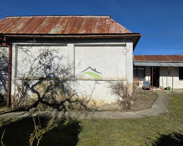 A family house in Pavlovce nad Uhom with a yard, roof with rusting sheets.