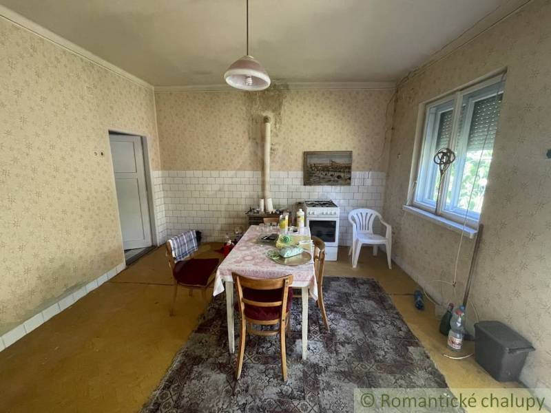 Dining room in a family house with a kitchen table and a carpet, classic atmosphere.
