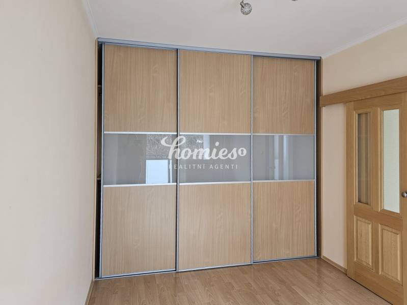 The 3-room apartment has a built-in wardrobe and flooring with a wooden decor.