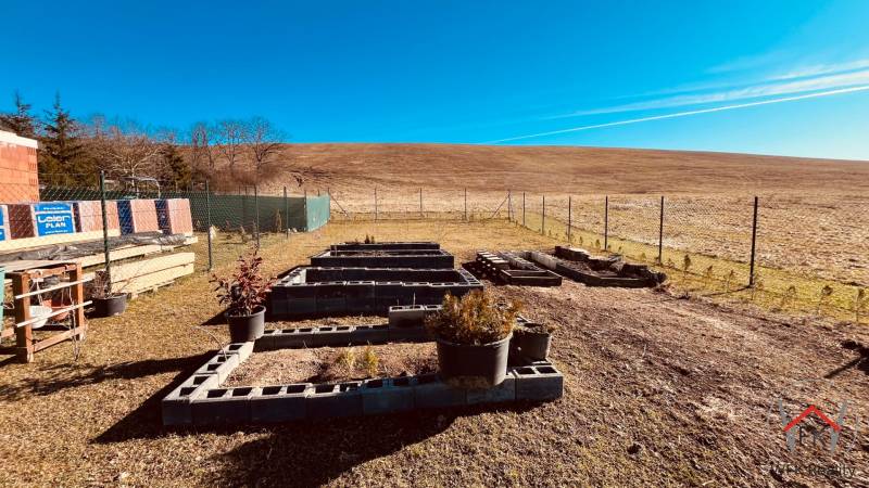 The construction of houses in Prosačov shows a garden with flower pots and concrete blocks in Prosačov.