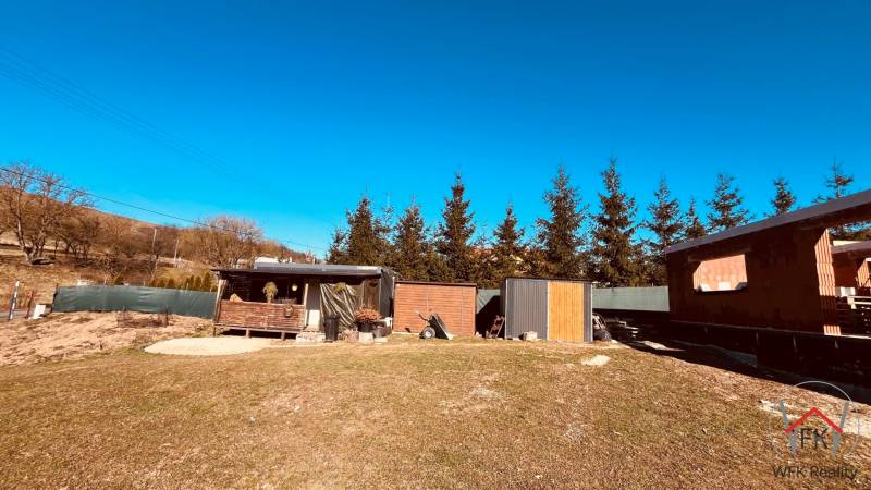 Construction of houses in Prosačov: Garden, terrace, starting construction, and hedge on Prosačov Street.