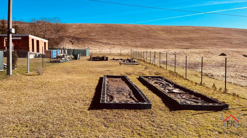 Construction of houses in Prosačov on Prosačov Street, a landlocked environment with a fenced plot.