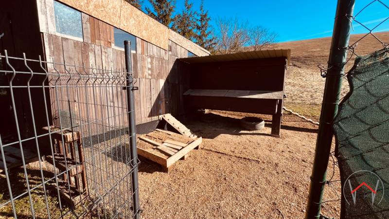 A wooden shelter under construction in Prosačov in Prosačov, fencing made of metal panels.