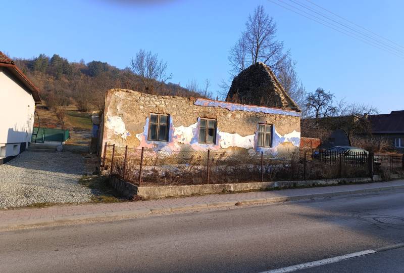Abandoned building on a plot in Sklabina, suitable for living.