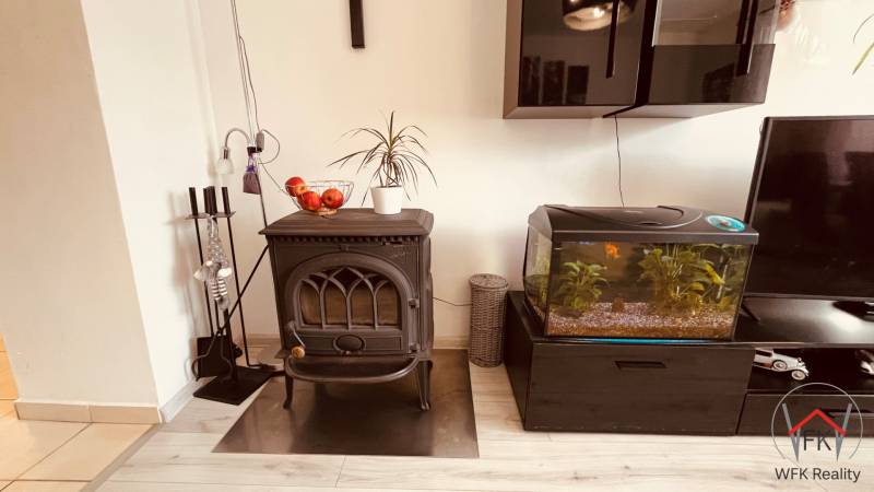 The 3-room apartment features a fireplace, an aquarium, and flooring with a wooden decor.