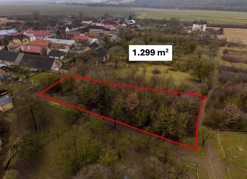 Recreational land in Gemerské Teplice, area of 1,299 m², surrounded by nature and greenery.
