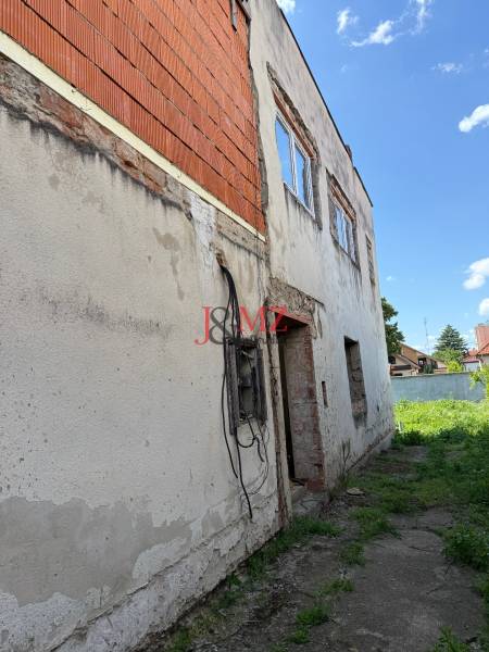 Kuzmanyho ul. Levice RD - stavbený pozemok  (2).jpg