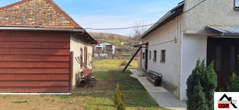 The courtyard of a family house in Gemerský Jablonec with a garden and an annex.