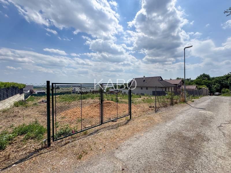 Lands - housing in the location Štitáre, Pod Agátmi. Available plot with fencing.