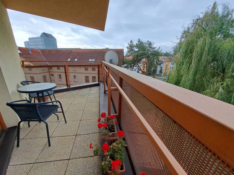 The balcony of a 2-room apartment on Štefánikova Street in Poprad with a view of the trees.