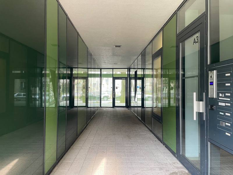 Entrance hall with glass doors and green walls in Bratislava - Nivy on Košická.