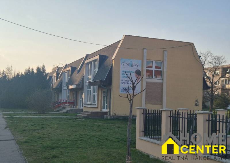 Houses with flat roofs on Gen. Klapka Street in Komárno, surrounded by greenery. Commercial spaces.
