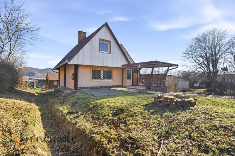 A cottage in Štúrovo on Kováčov Street with a terrace and greenery in the surroundings.