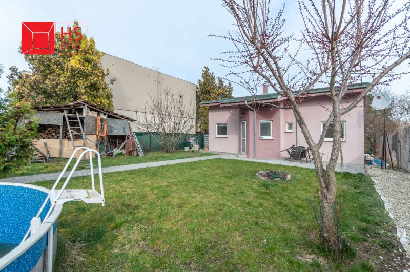 A family house in Šurany with a garden, gazebo, and swimming pool.