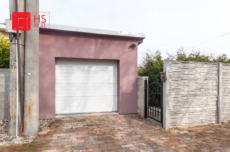 A view of the garage and gate of a family house in Šurany.