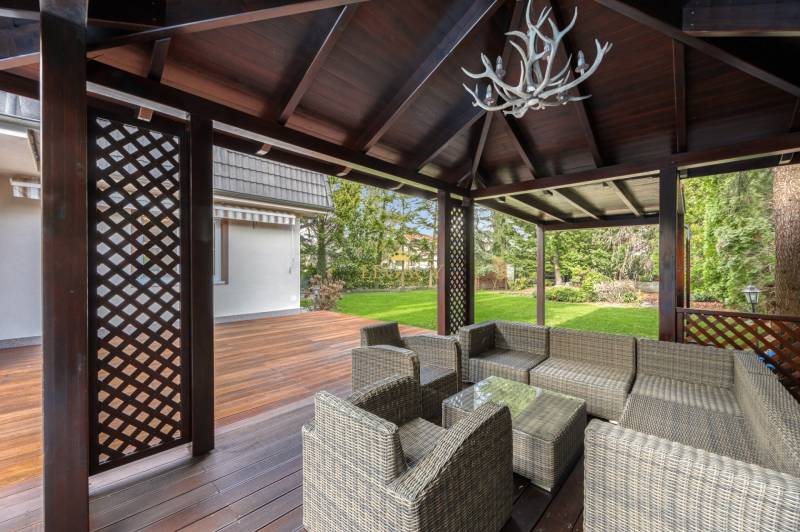 A family house in Ivanka pri Dunaji with a terrace and rattan furniture in the gazebo.