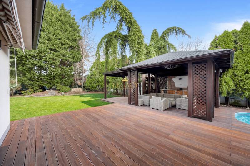 A family house in Ivanka pri Dunaji with a garden and a gazebo next to a floor with a wooden decor.