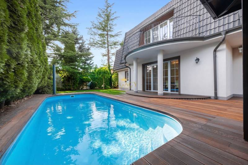 A family house in Ivanka pri Dunaji with a swimming pool and a garden floor with a wooden decor.