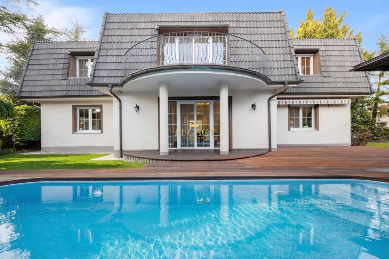 A family house in Ivanka pri Dunaji with a swimming pool and a terrace with a wooden decor.