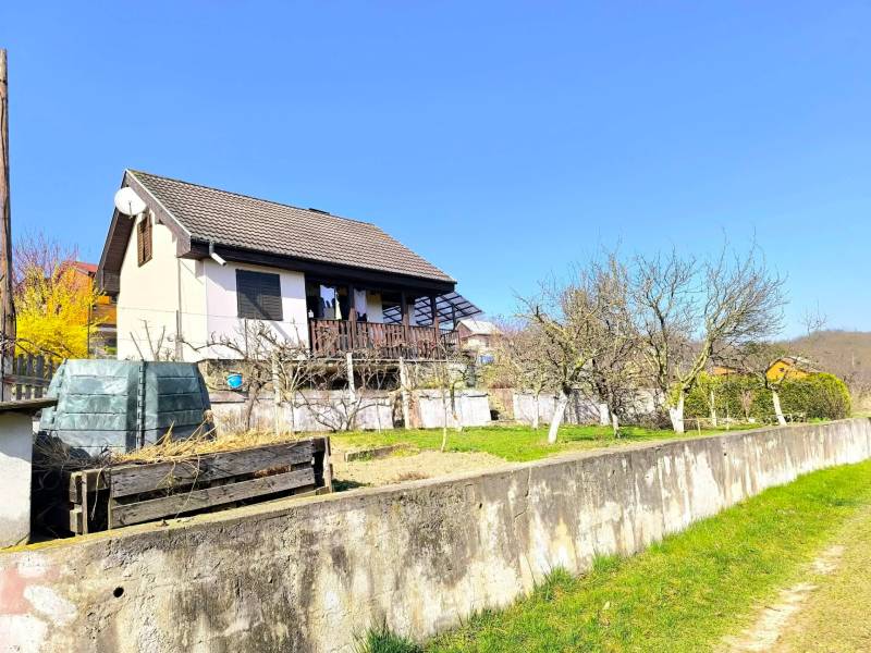 A cottage in Partizánske surrounded by nature and fruit trees.