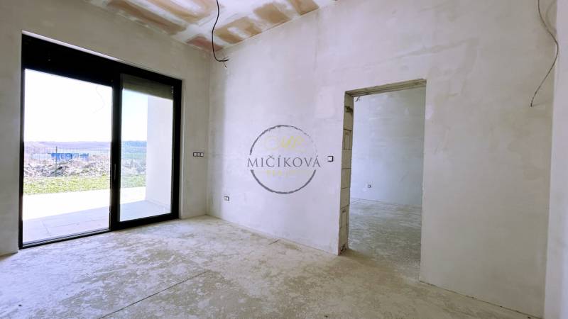 The interior of a family house with large sliding doors and a view of the garden.